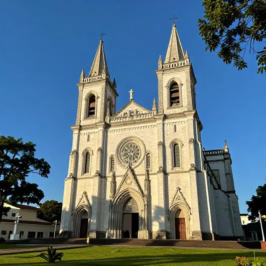 Catedral do Sagrado Coração de Jesus: Um Marco de Fé e História Catedral do Sagrado Coração de Jesus: Um Marco de Fé e História
