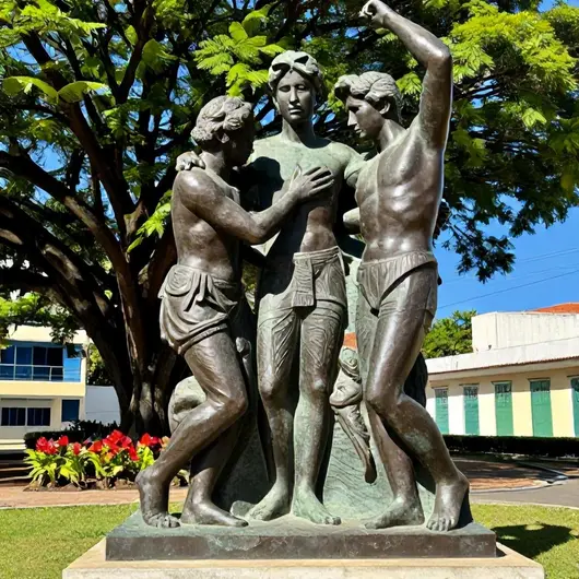 Esculturas: Arte e Cultura em Forma de Monumentos Esculturas: Arte e Cultura em Forma de Monumentos
